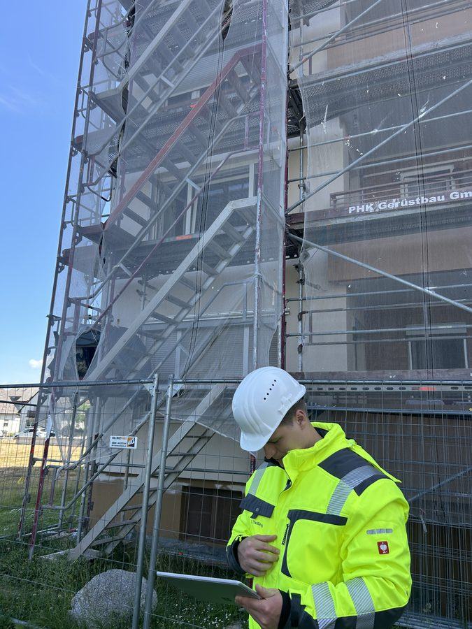 Bauingenieur von Schneider Theißing vor eingerüstetem Rohbau